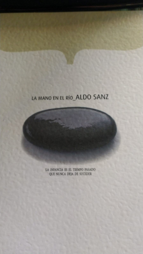 La mano en el rio . La infancia es el tiempo pasado que nunca deja de suceder 
