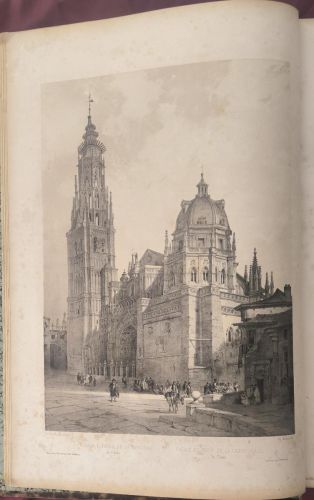 Vista general de la gran fachada de la Catedral de Toledo, tomada de la casa de Ayuntamiento de la misma ciudad